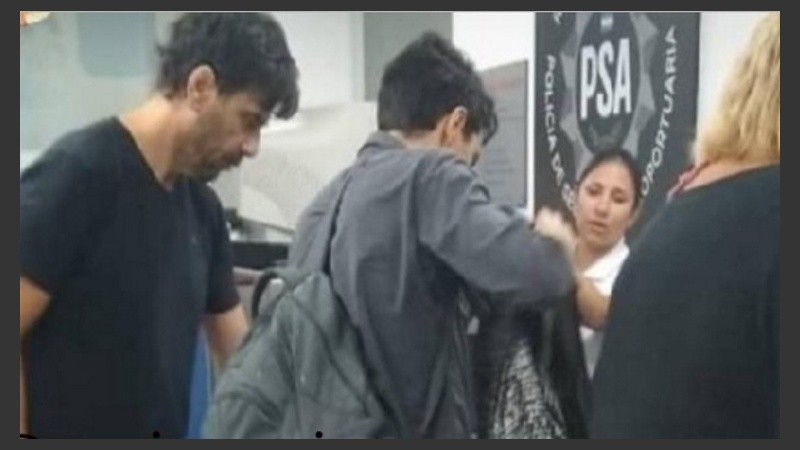 Juan Darthés, frente a la Policía aeroportuaria.