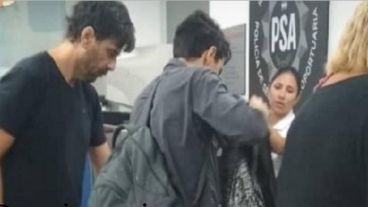 Juan Darthés, frente a la Policía aeroportuaria.