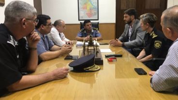 Las nuevas autoridades policiales en la reunión con Pullaro.