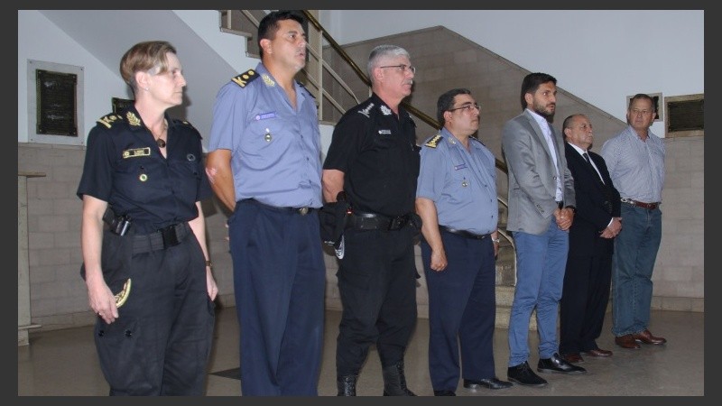 Las autoridades policiales con Pullaro.