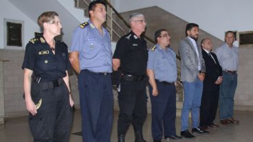 Las autoridades policiales con Pullaro.