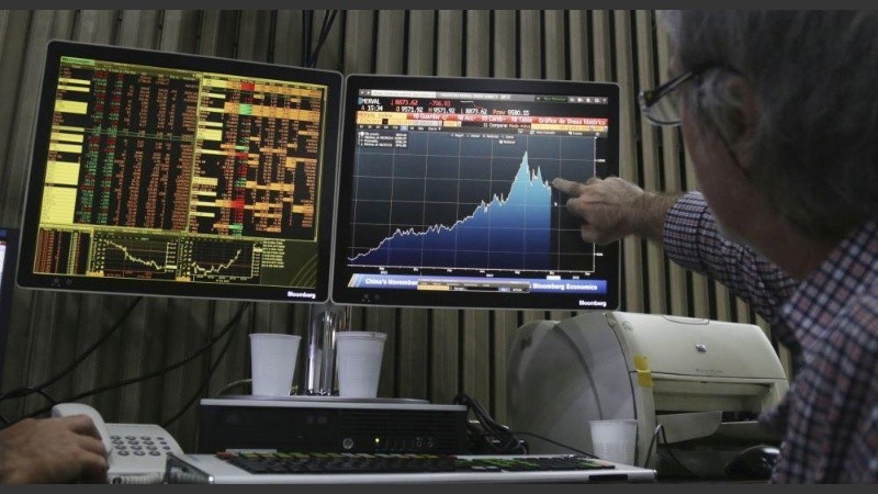 El dólar se quedó quieto pero hay otras variables que alteran al mercado.