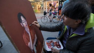 También hay artistas que muestran su arte en la peatonal.