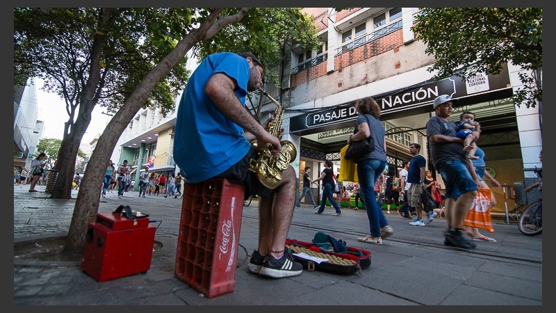 Música en vivo y actividades a lo largo del centro.