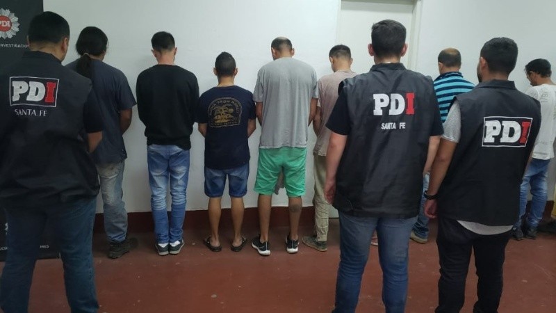 Once detenidos y secuestraron 17 autos, partes, dinero y armas.