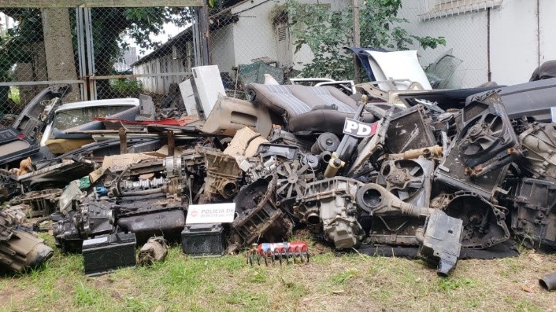 Once detenidos y secuestraron 17 autos, partes, dinero y armas.