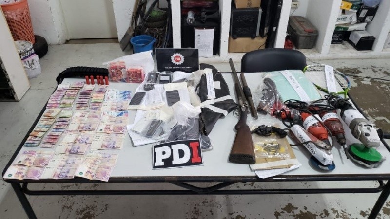 Once detenidos y secuestraron 17 autos, partes, dinero y armas.