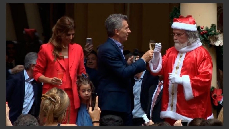 El brindis desigual del presidente Macri y Papá Noel en la Rosada. 
