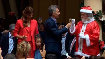 El brindis desigual del presidente Macri y Papá Noel en la Rosada.