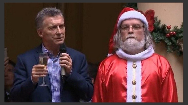 De rojo y blanco, y opositor: el Papá Noel menos deseado para Macri.