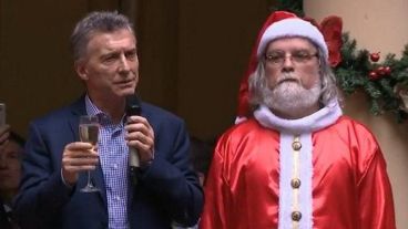 De rojo y blanco, y opositor: el Papá Noel menos deseado para Macri.