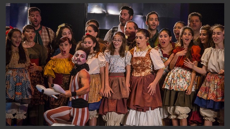 150 artistas en el escenario del anfiteatro.