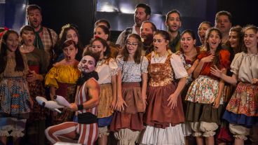 150 artistas en el escenario del anfiteatro.