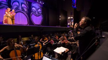 Música en vivo por La Orquesta de la Ópera de Rosario con dirección de Carlos Vieu.