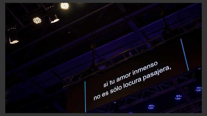 Una pantalla traducía del italiano al español la interpretación de los protagonistas.