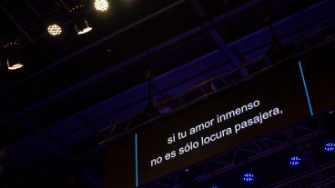 Una pantalla traducía del italiano al español la interpretación de los protagonistas.