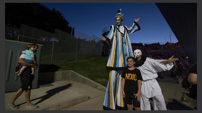 Una foto con los actores de la obra. Fue una noche inolvidable para los rosarinos amantes de la ópera.