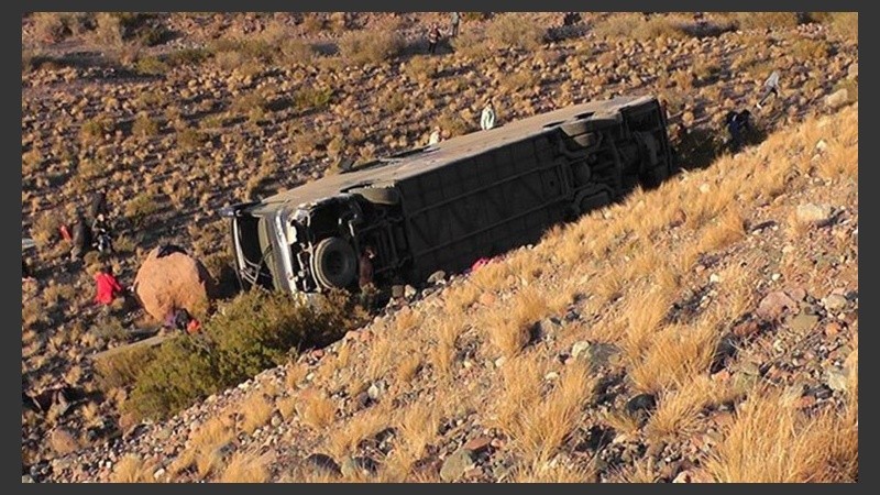 El micro volcó en la ruta nacional 7.