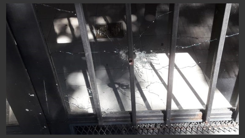 La puerta baleada del edificio.