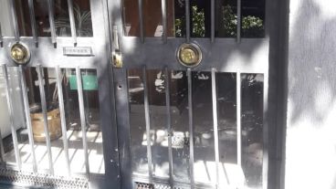 El ataque contra la puerta del edificio.