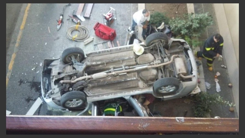 Extraño siniestro: así quedó el Mitsubishi.