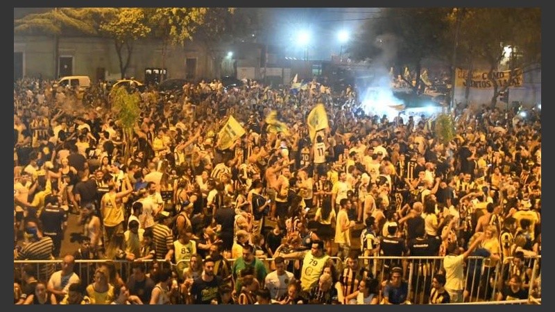 Unos 18 mil hinchas canallas festejaron el título y el cumpleaños del club.