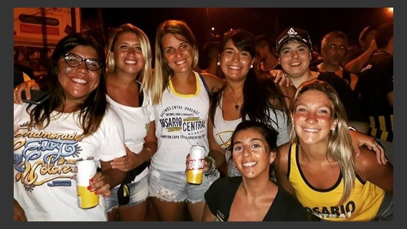 Las chicas aportaron colorido y pasión a la celebración.