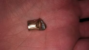 La bala que una familia de zona oeste encontró en el patio.