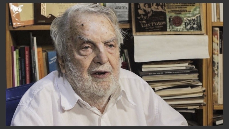 Bayer: “Quemar libros es como abusar de los niños: es una cobardía