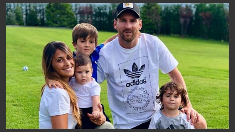Leo Messi y Antonela llegaron a Rosario con sus hijos el domingo. 