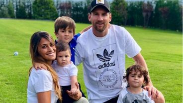 Leo Messi y Antonela llegaron a Rosario con sus hijos el domingo.
