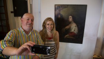 Una foto con el cuadro que volvió al museo tras 35 años.