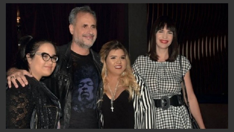 Jorge Rial con sus hijas y su novia.