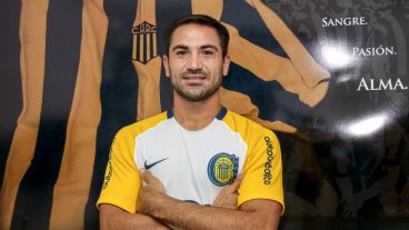 Rinaudo firmó y posó con la camiseta canalla.