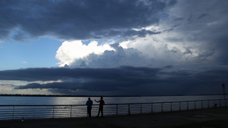 Una charla frente al río y mientras la tormenta avanza, este viernes a la tarde.