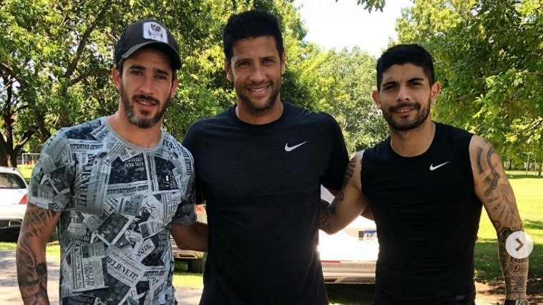 El Negro Domínguez con Pablo Pérez y Ever Banega. 