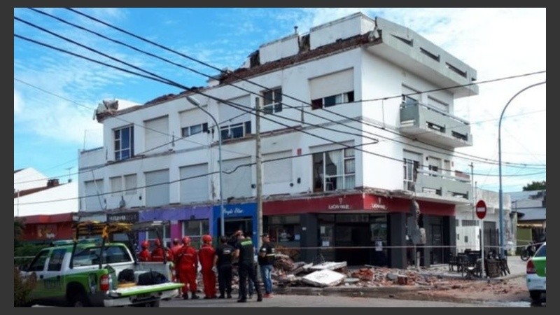 El balcón superior del edificio cayó y arrasó los del primer y segundo piso.