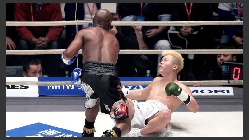 Los puños del campeón retirado fueron demasiado para el nipón.