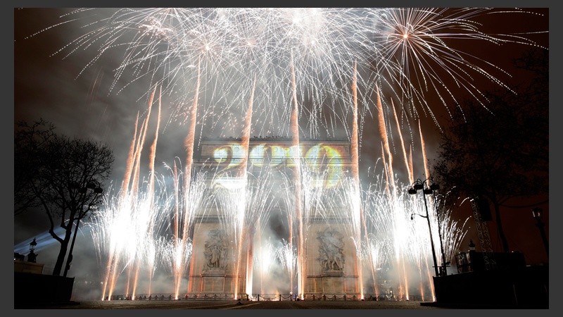 Una postal del Arco del Triunfo en París, Francia.
