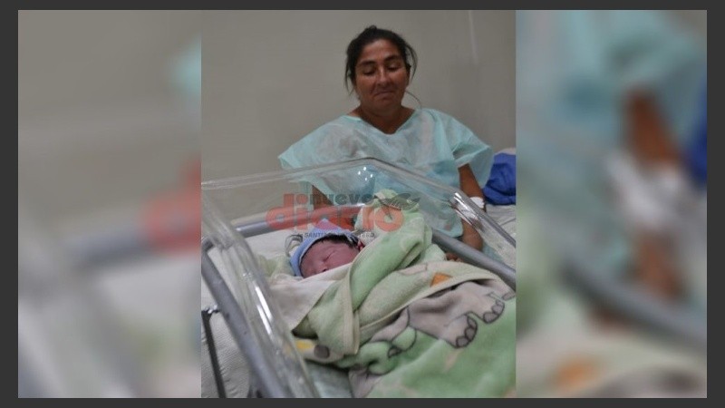 El pequeño Eidan y su mamá en la maternidad de La Banda. 