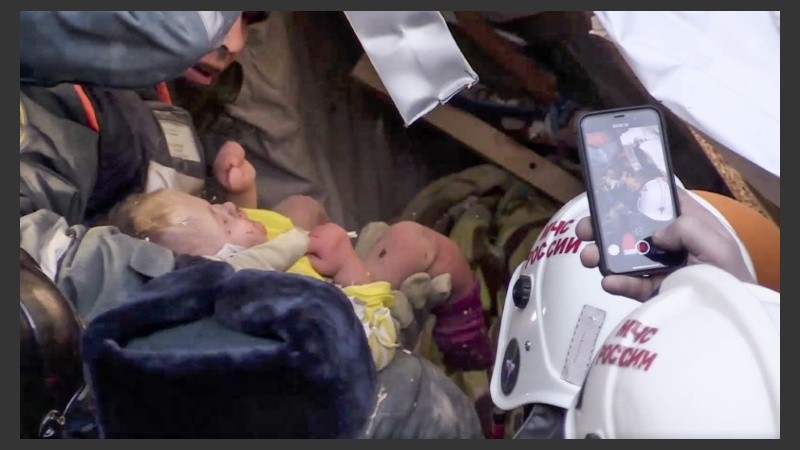 La beba sobrevivió al colapso del edificio porque se encontraba en una cuna y estaba bien tapada con una manta