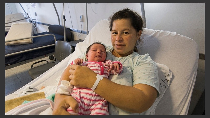 La flamante mamá con la hermosa y saludable Paz en sus brazos. 