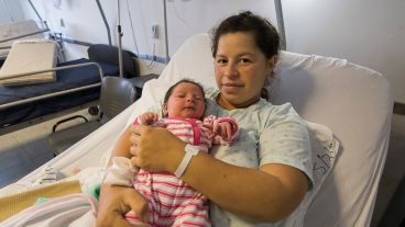 La flamante mamá con la hermosa y saludable Paz en sus brazos.