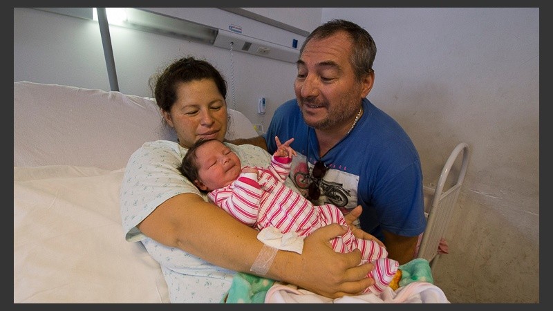 Felices. La flamante mamá y la beba junto a su abuelo.