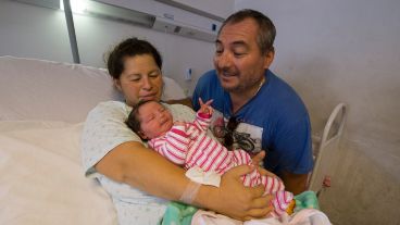 Felices. La flamante mamá y la beba junto a su abuelo.