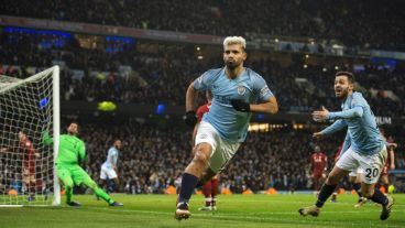 Volvió con todo. El Kun marcó su segundo tanto del año.