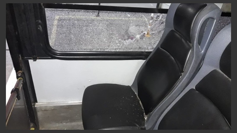 El chofer de la línea 103 denunció el ataque a la salida en Villa Gobernador Gálvez.