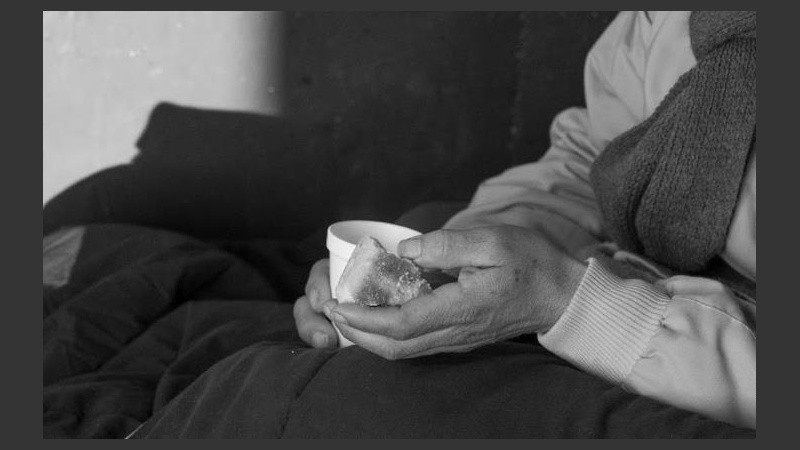 Rosario Solidaria brinda el desayuno a personas que deambulan por la calle. 