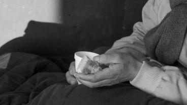 Rosario Solidaria brinda el desayuno a personas que deambulan por la calle.