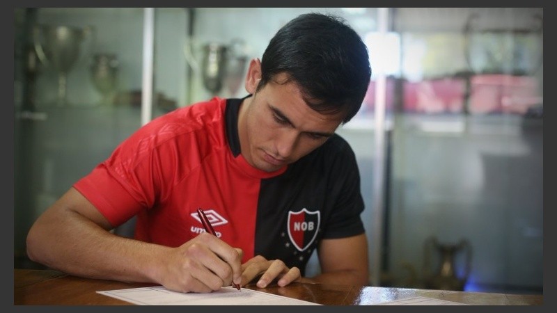 El uruguayo Gabrielli firmando su contrato con Newell's. 